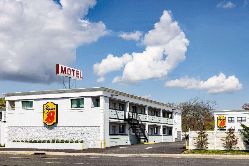 Super 8 by Wyndham Lindenhurst 2