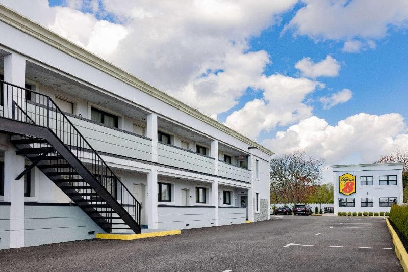 Super 8 by Wyndham Lindenhurst 4