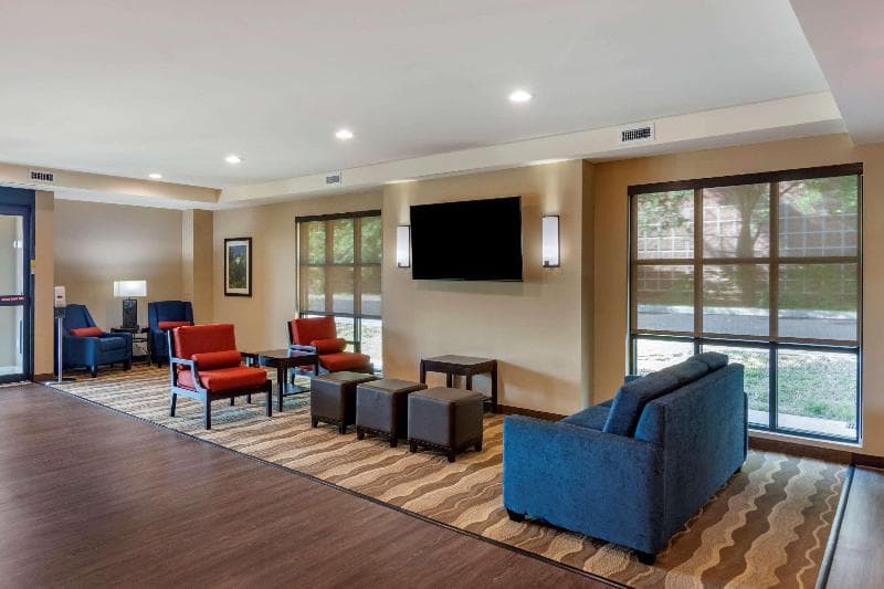 Comfort Inn & Suites 4