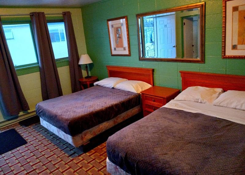 Chalet Inn Motel 5