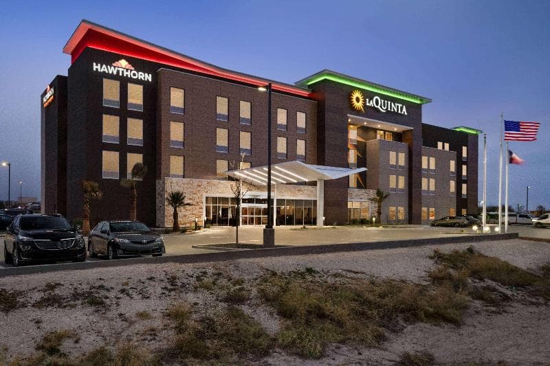 La Quinta Inn & Suites by Wyndham Del Rio 2