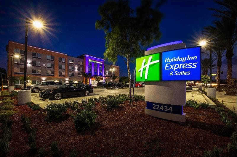 Holiday Inn Express & Suites Hawaiian Gardens 2