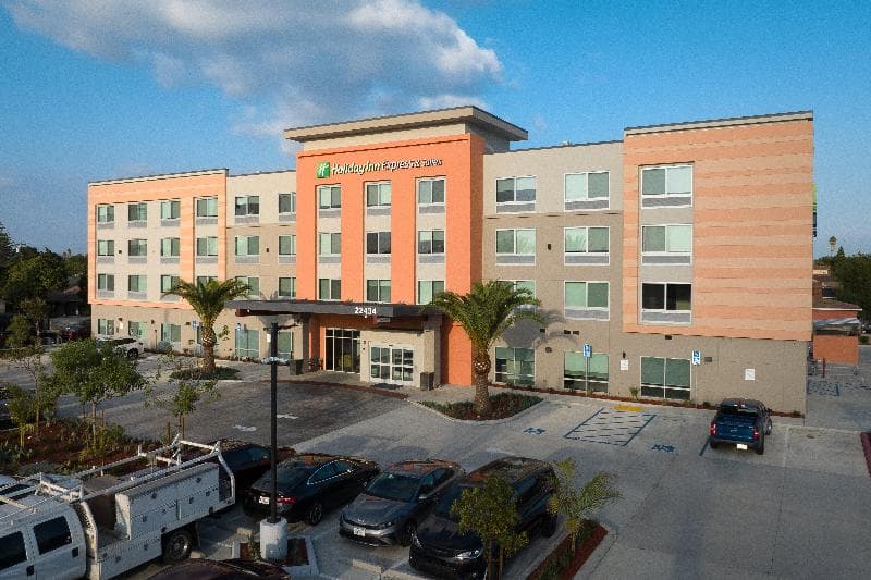 Holiday Inn Express & Suites Hawaiian Gardens 3