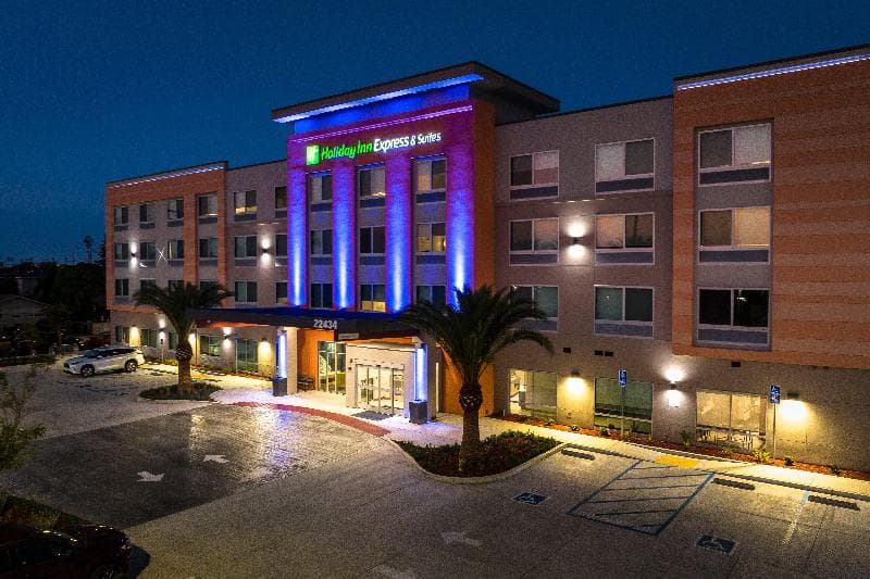 Holiday Inn Express & Suites Hawaiian Gardens 4