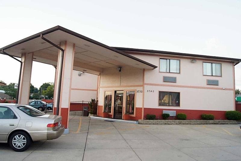 Gurnee Motel main