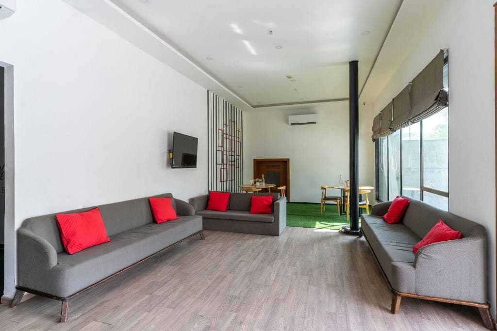 Oyo Townhouse 482 Hotel Terrazzo Suites 4