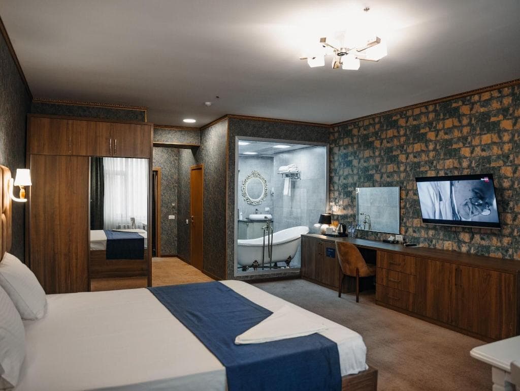 Alison Hotel 4