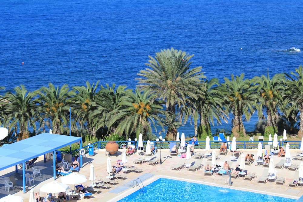Queen's Bay Hotel main