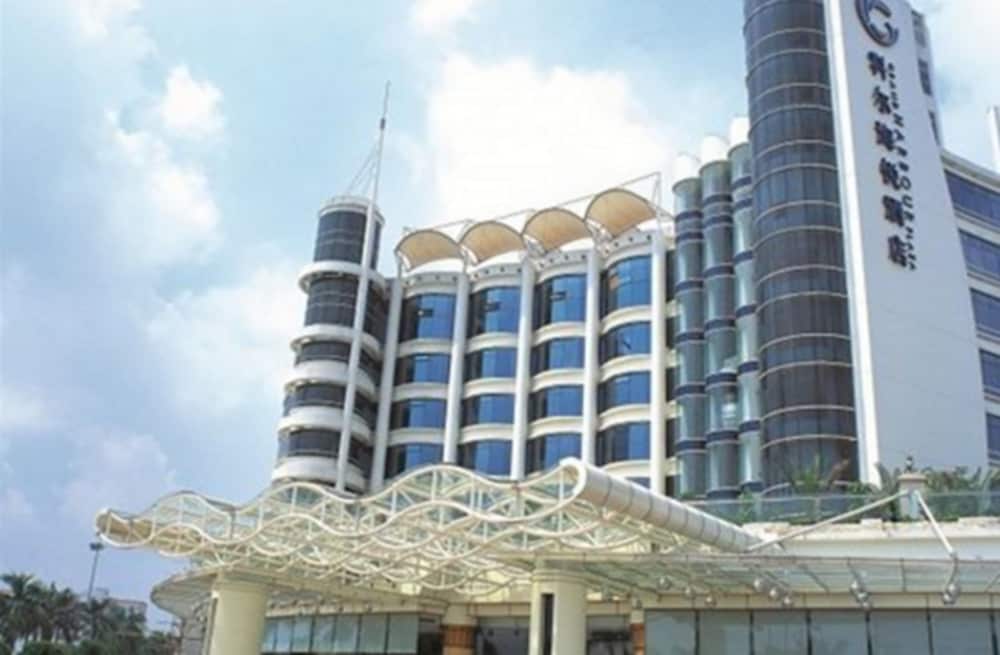 Royal Marina Plaza main