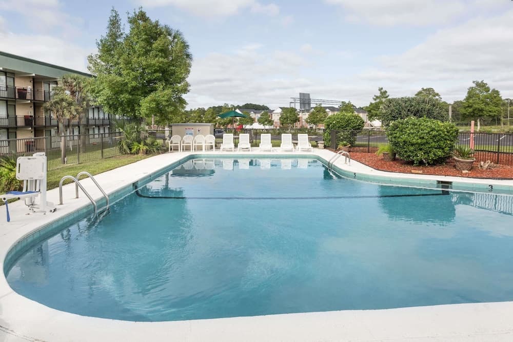 Super 8 By Wyndham Valdosta Mall main
