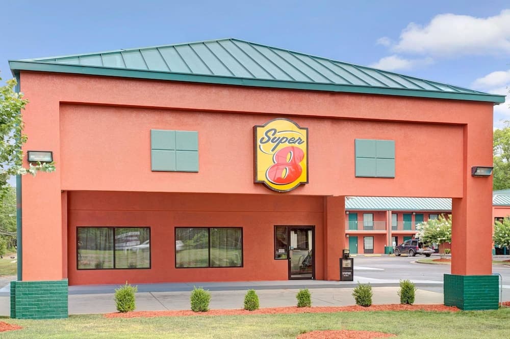 Super 8 by Wyndham Gainesville main