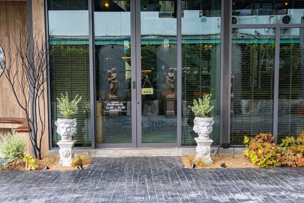 J Place Hotel main