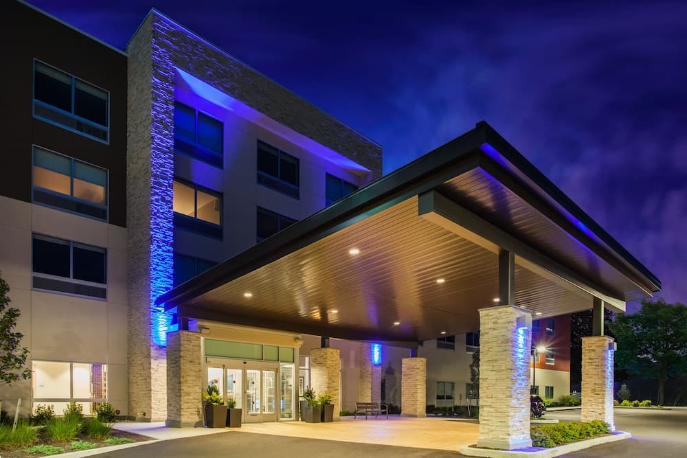 Holiday Inn Express & Suites Queensbury - Lake George main