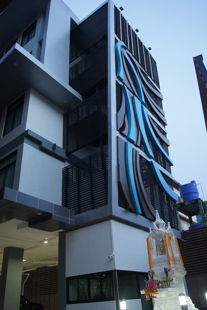 Thanburi Hotel main