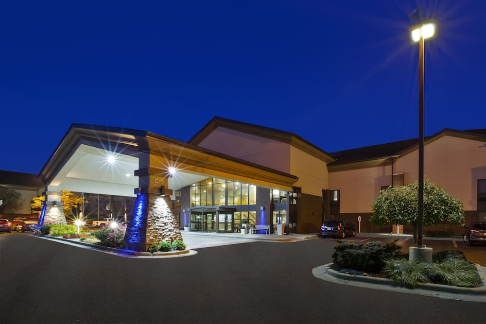 Holiday Inn Express Detroit-Warren main