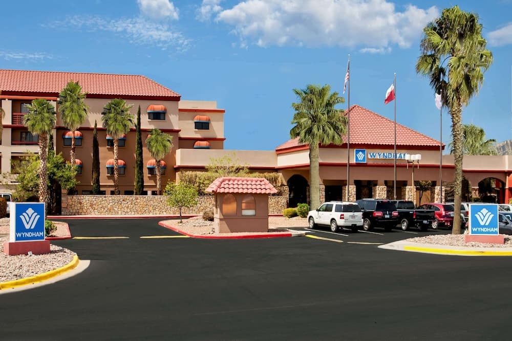 Wyndham El Paso Airport Hotel & Water Park main