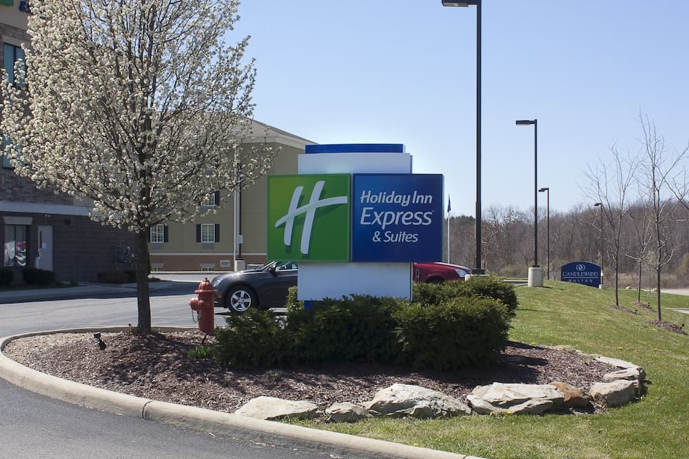 Holiday Inn Express And Suites Youngstown West Aus main