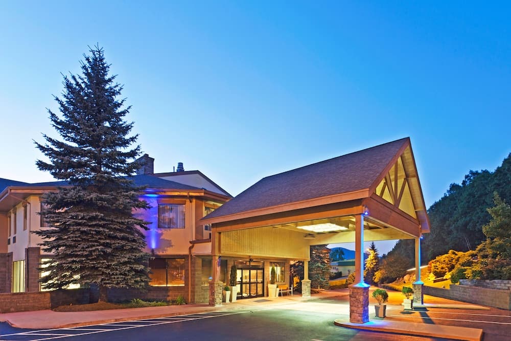 Holiday Inn Express Blowing Rock South main