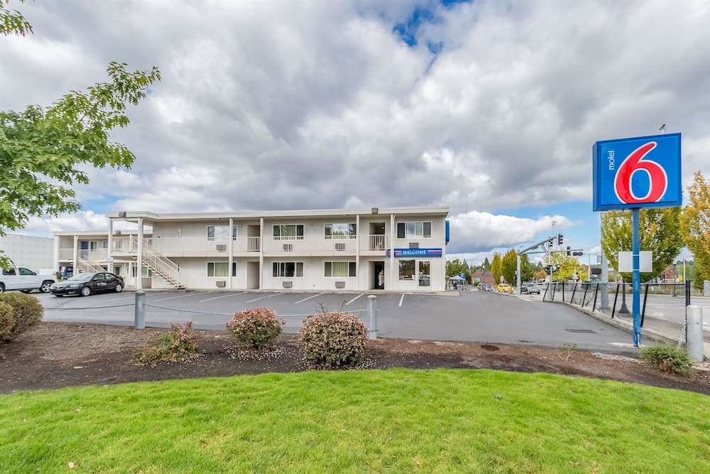 Motel 6 Beaverton main