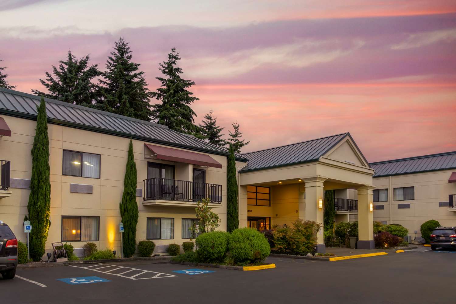 Best Western Plus Plaza by the Green main