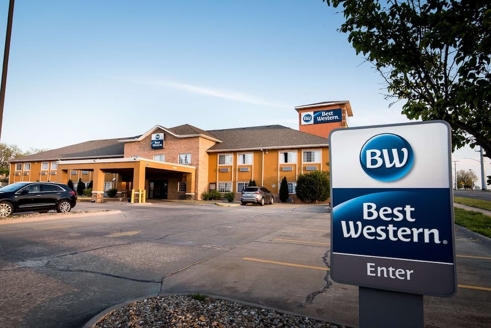 SureStay Plus by Best Western Topeka Northwest main