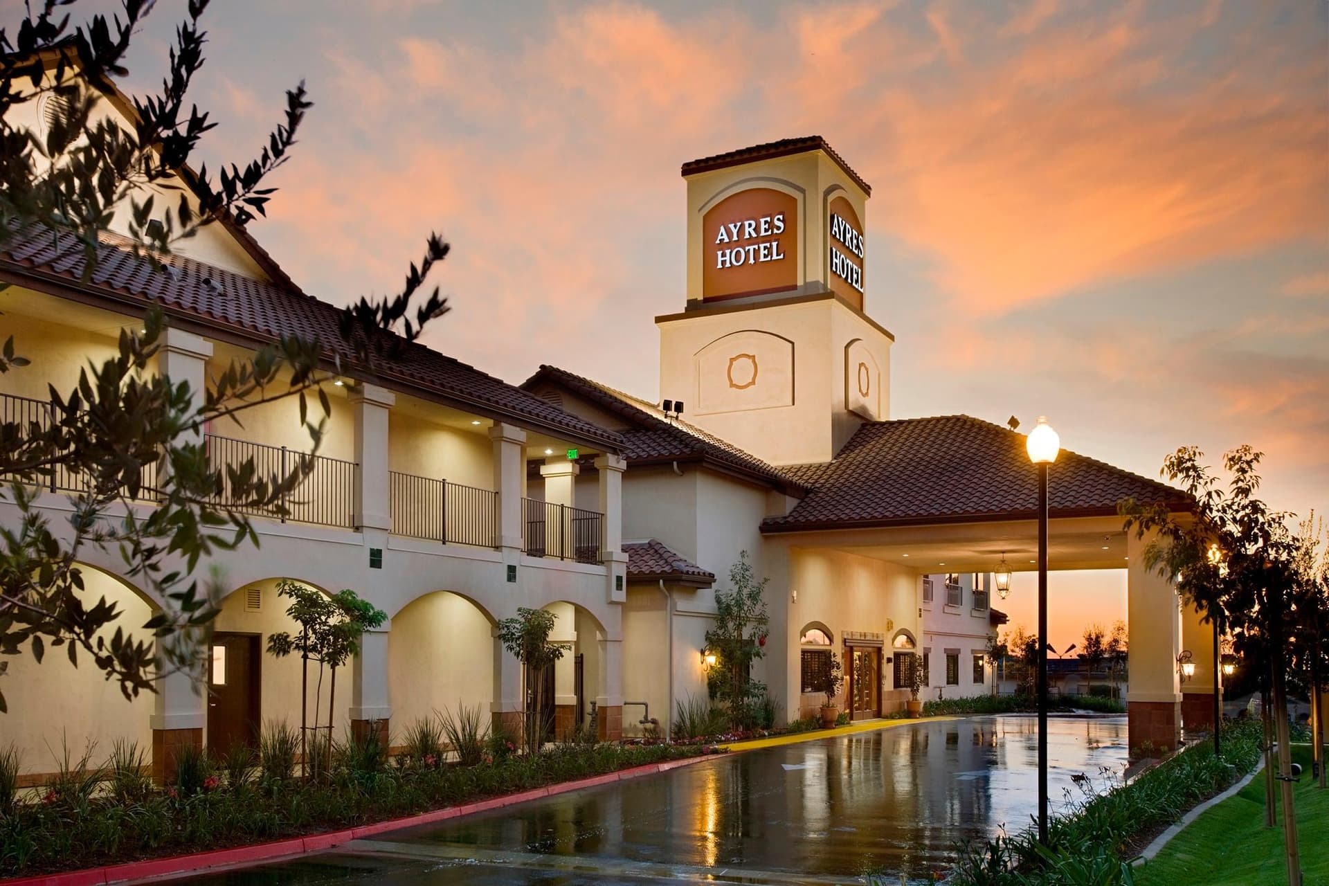 Ayres Hotel Redlands main