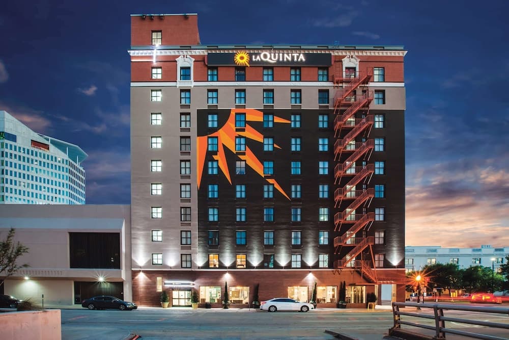 Holiday Inn Express Dallas Downtown main
