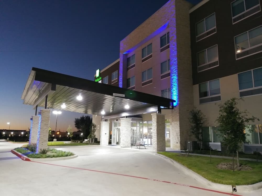 Holiday Inn Express And Suites Dallas Northeast-Ar main