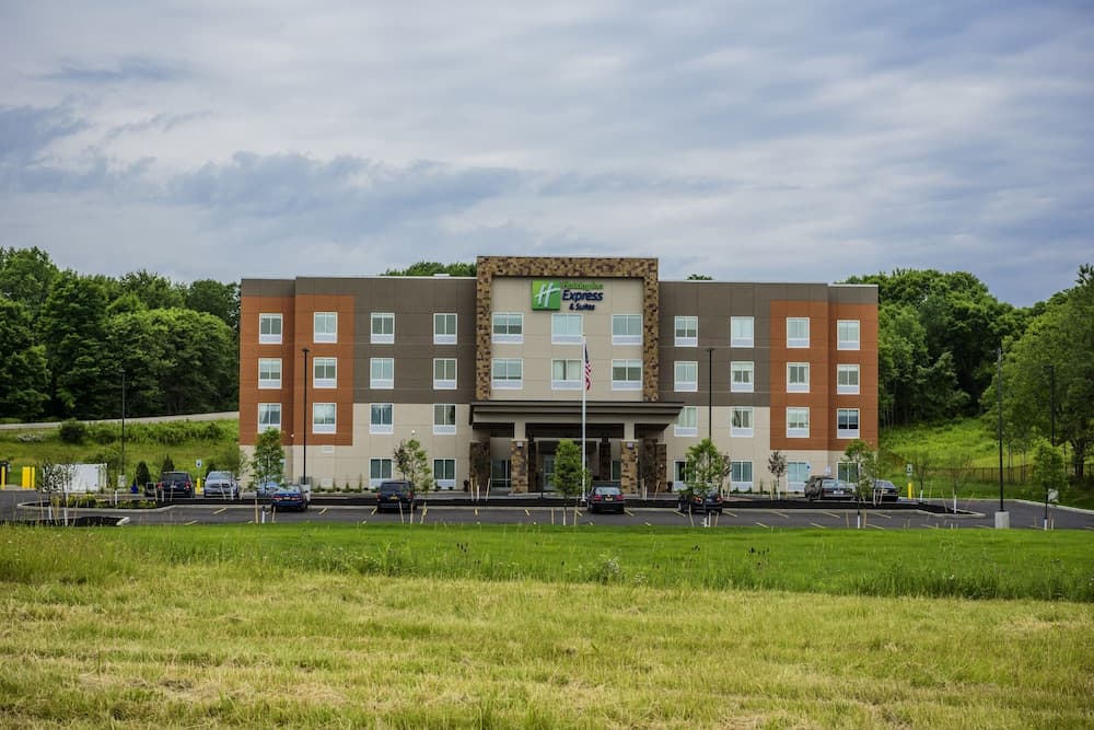 Holiday Inn Express & Suites Jamestown main