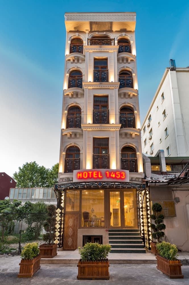 Hotel 1453 main