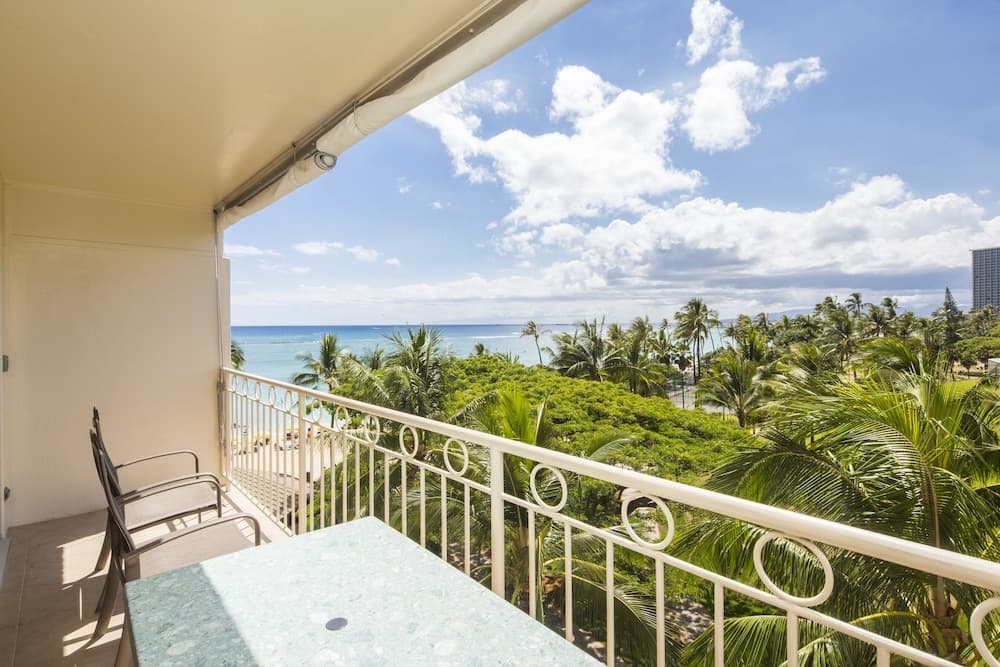 Castle Waikiki Shore main