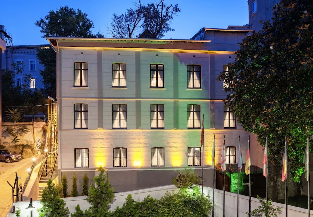 Element Garden Hotel main
