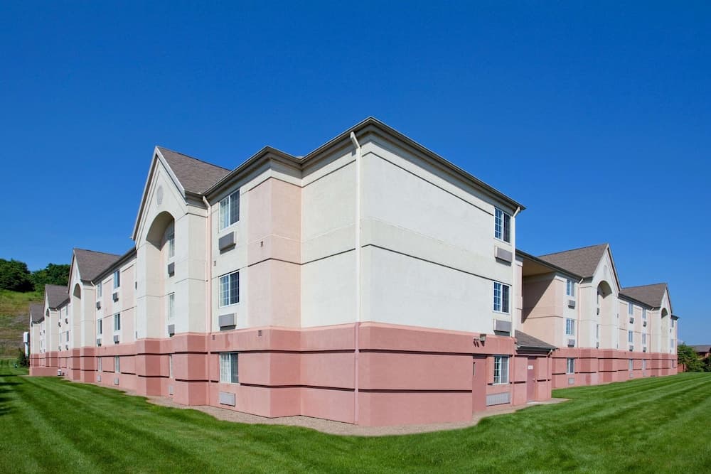 Sonesta Simply Suites Pittsburgh Airport main