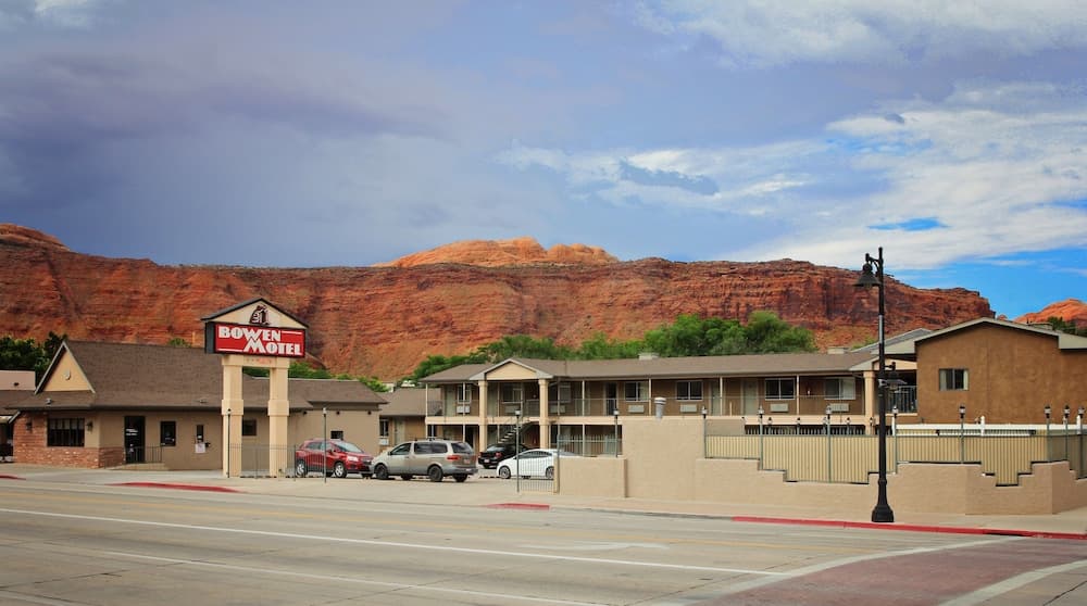 Bowen Motel main