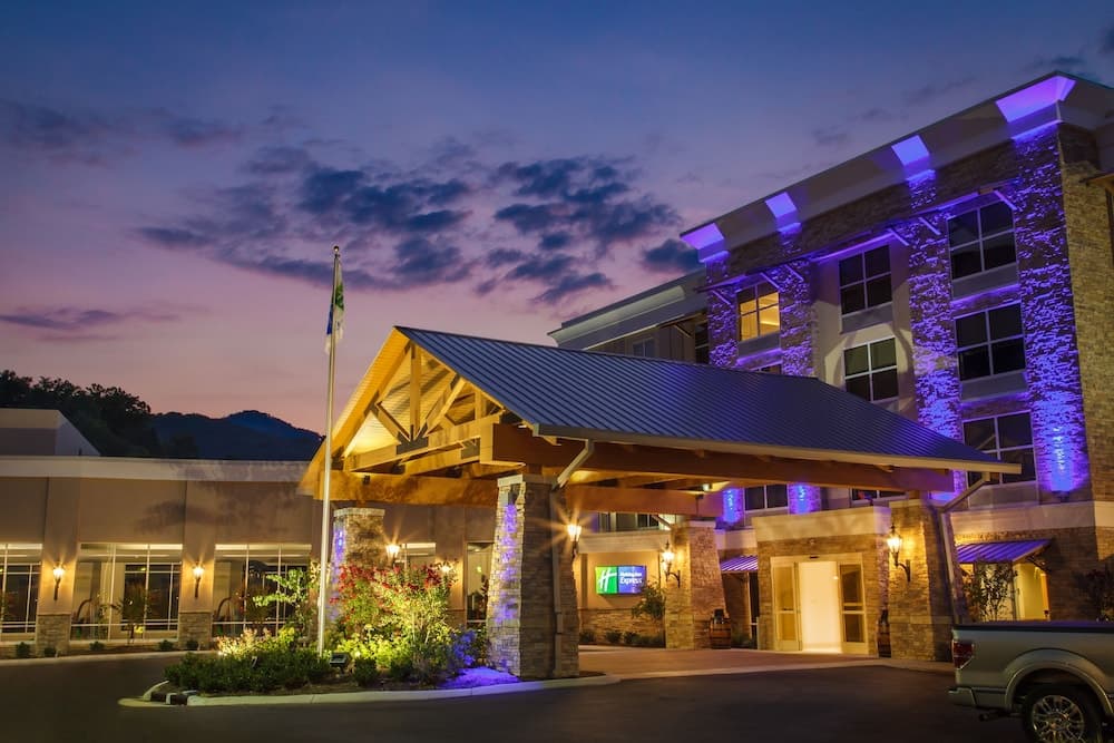 Holiday Inn Express Gatlinburg Downtown main