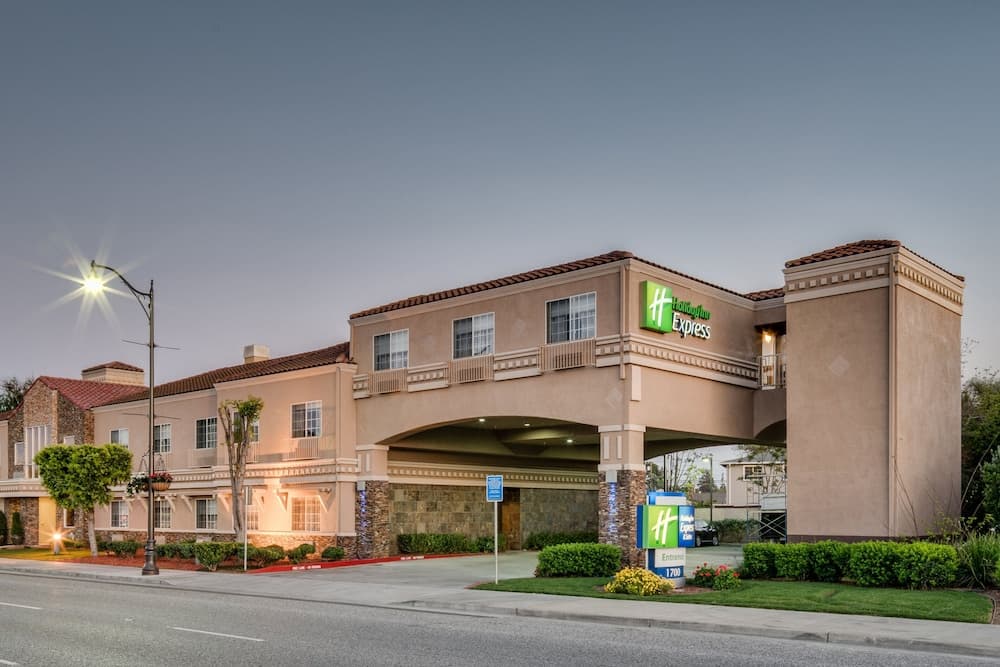 Holiday Inn Express & Suites Santa Clara main