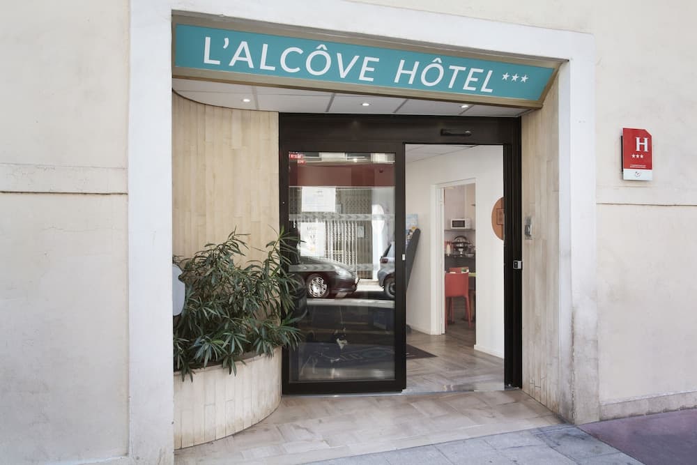 Alcove Hotel main