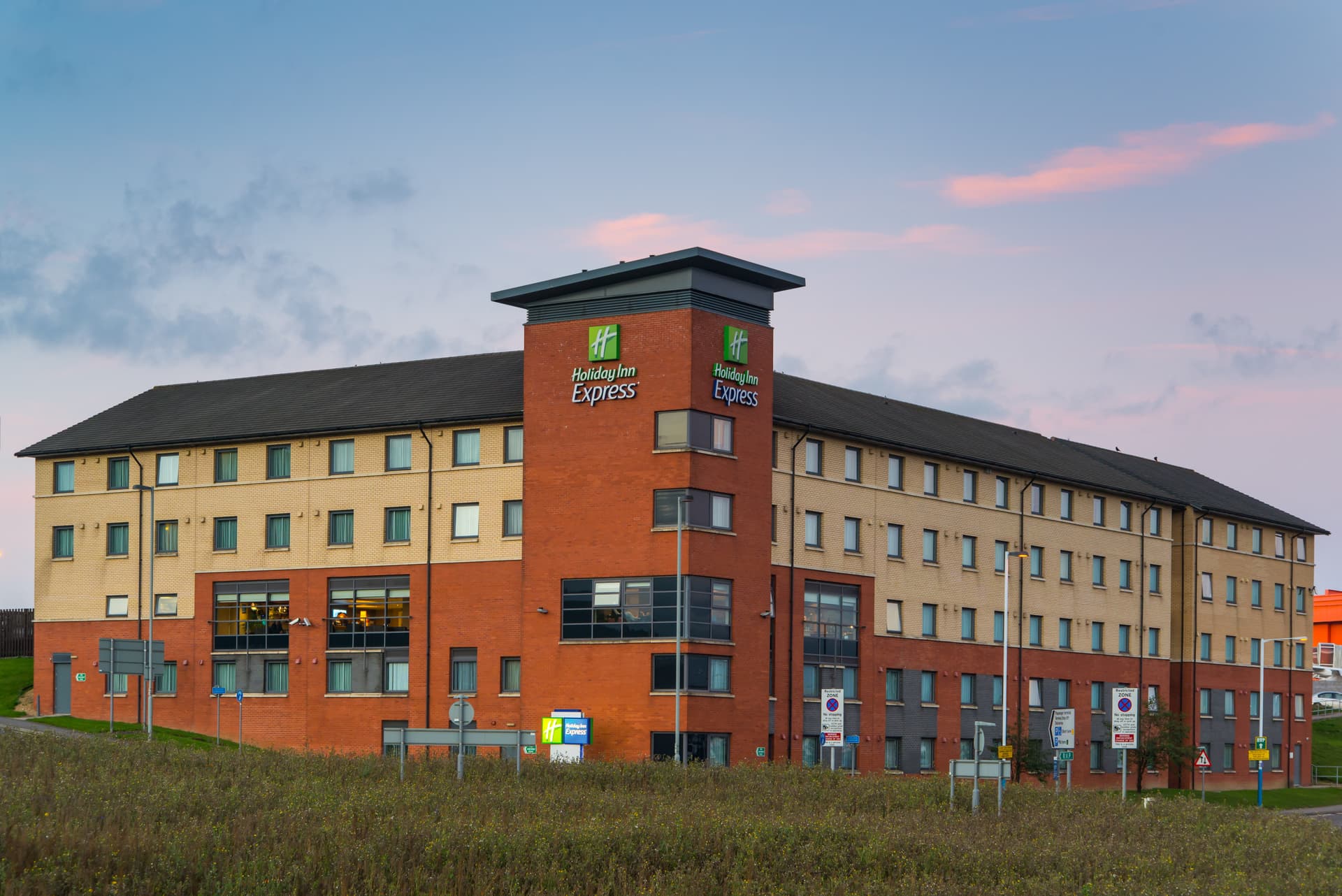 Holiday Inn Express London - Luton Airport main