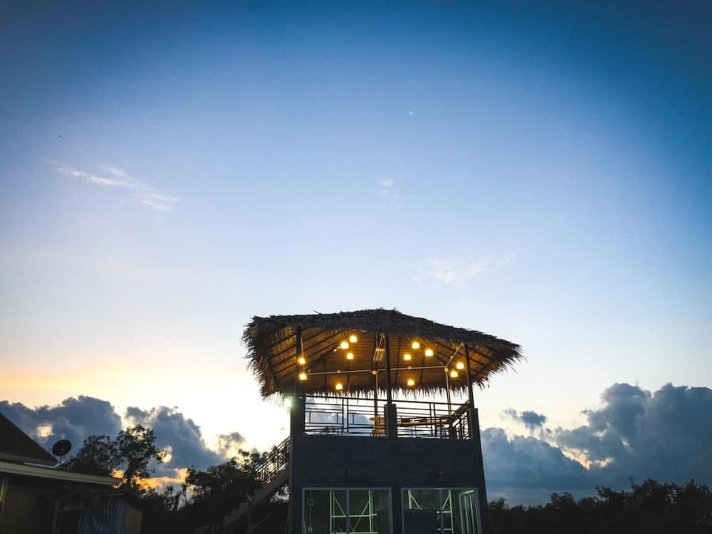 Loftpical Resort main