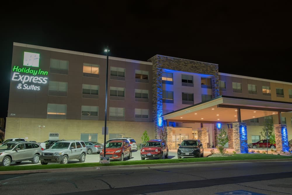 Holiday Inn Express & Suite Mishawaka - South Bend main