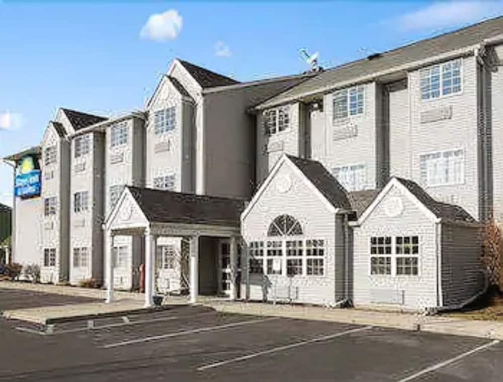 Days Inn & Suites by Wyndham Lafayette