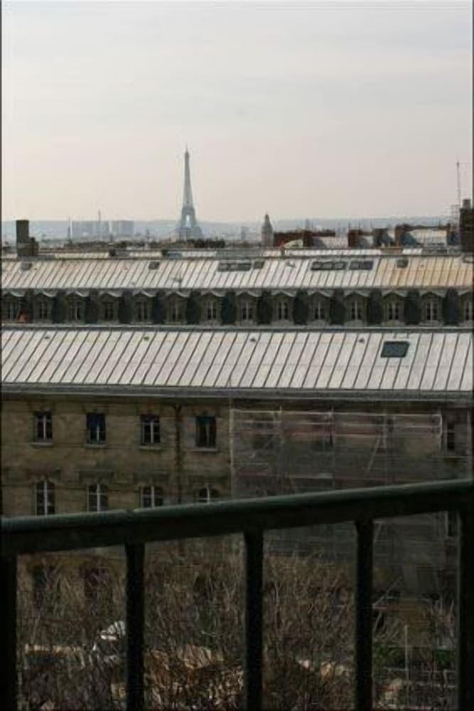 Avenir Montmartre main