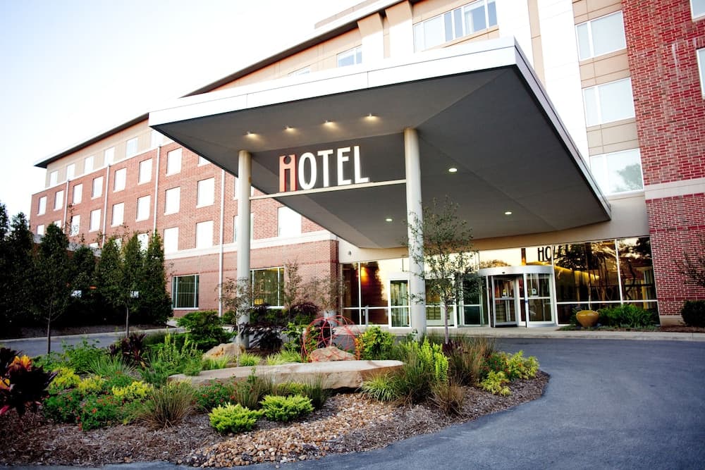 I Hotel & Conference Center main