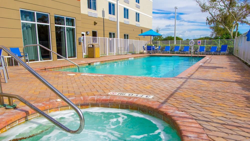 Holiday Inn Express & Suites Palm Bay main