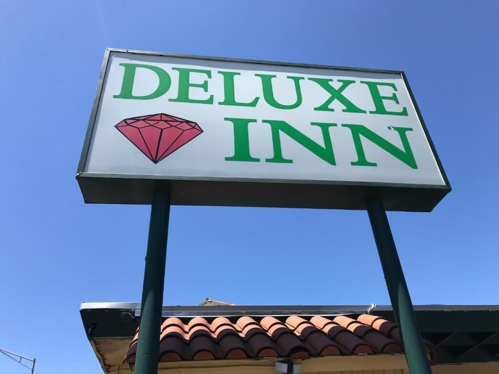 Deluxe Inn main