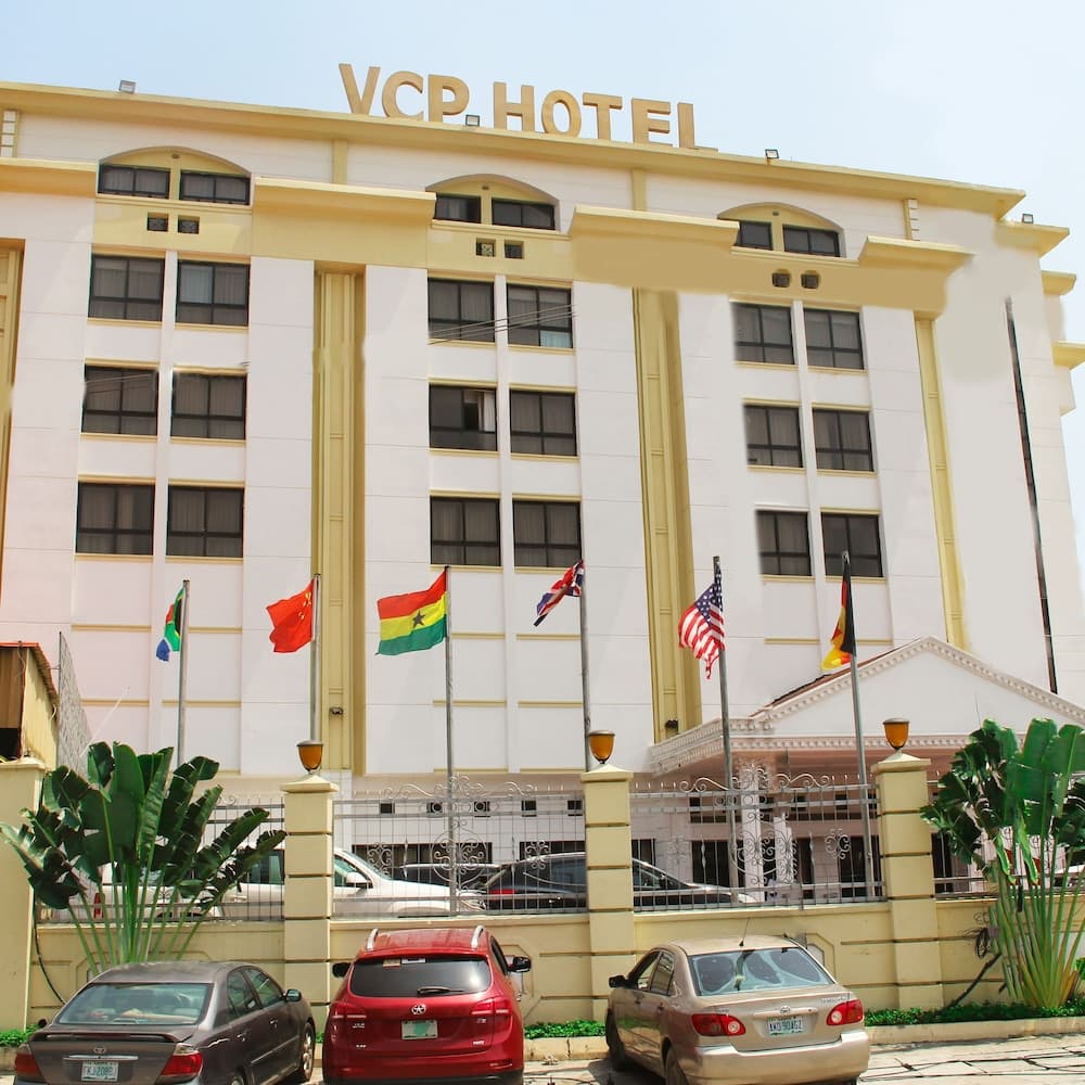 Victoria Crown Plaza main