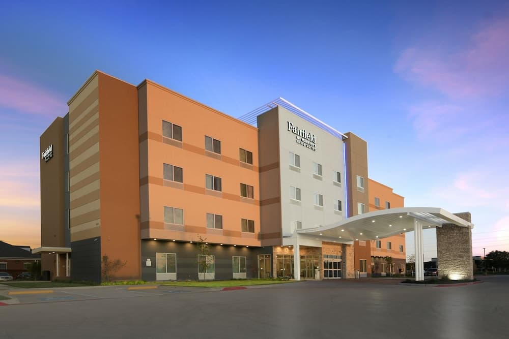 Fairfield Inn & Suites Dallas East main