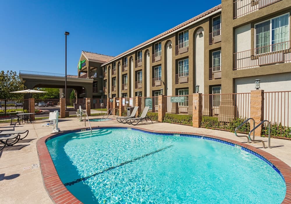 Holiday Inn Express Lancaster main