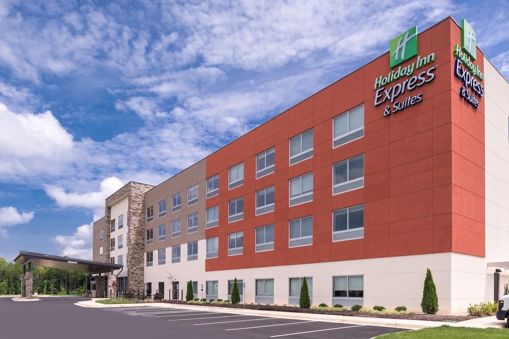 Holiday Inn Express & Suites Farmville main