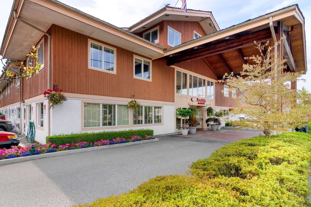 Econo Lodge Inn & Suites main